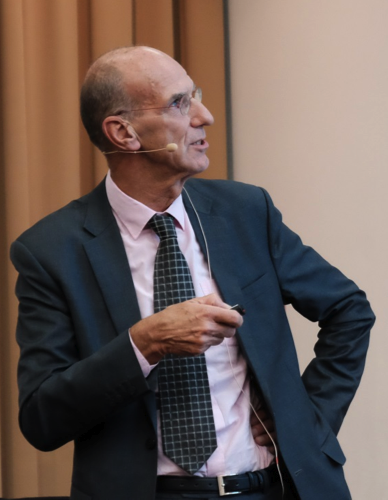 Prof. Leo den Hartog, Director of R&D at Trouw Nutrition, presenting on antibiotic reduction strategies
