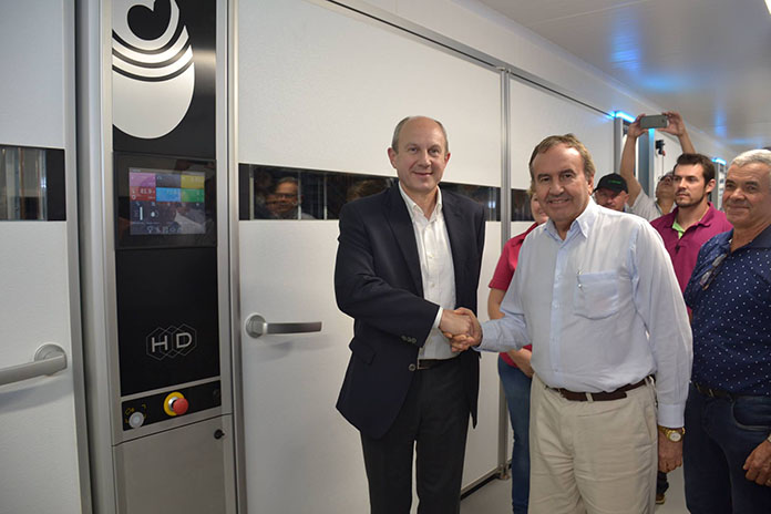 Michel De Clercq, CEO of Petersime (left) and Irineo da Costa Rodrigues, CEO of Lar Cooperativa Agroindustrial (right) shaking hands