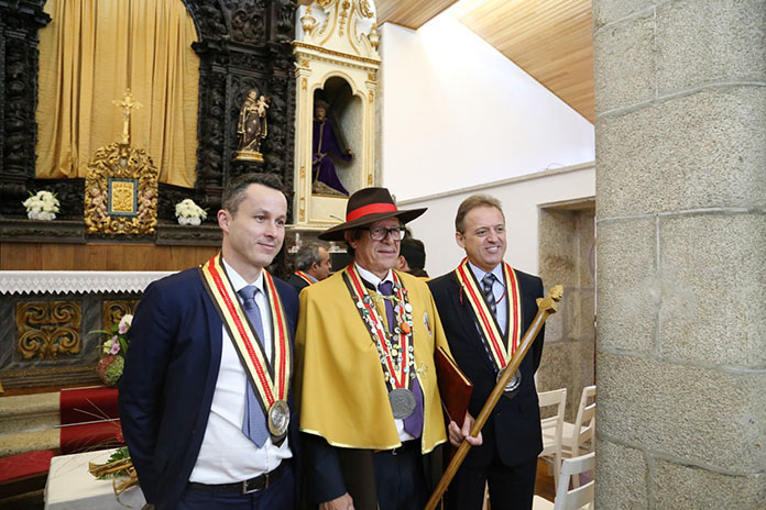 Bruno Briand (left) and Miguel Valls (right) of Hubbard are members of the ‘Gastronomic Confraternity of Frango do Campo’, founded in Portugal in 2012. This confraternity has 80 registered members, and its main objectives are the promotion of the traditional chicken and to defend the authenticity of the product. In the middle is Mr. Joao Moitas, Hubbard sales representative, who is the Master (Chairman) of the confraternity.