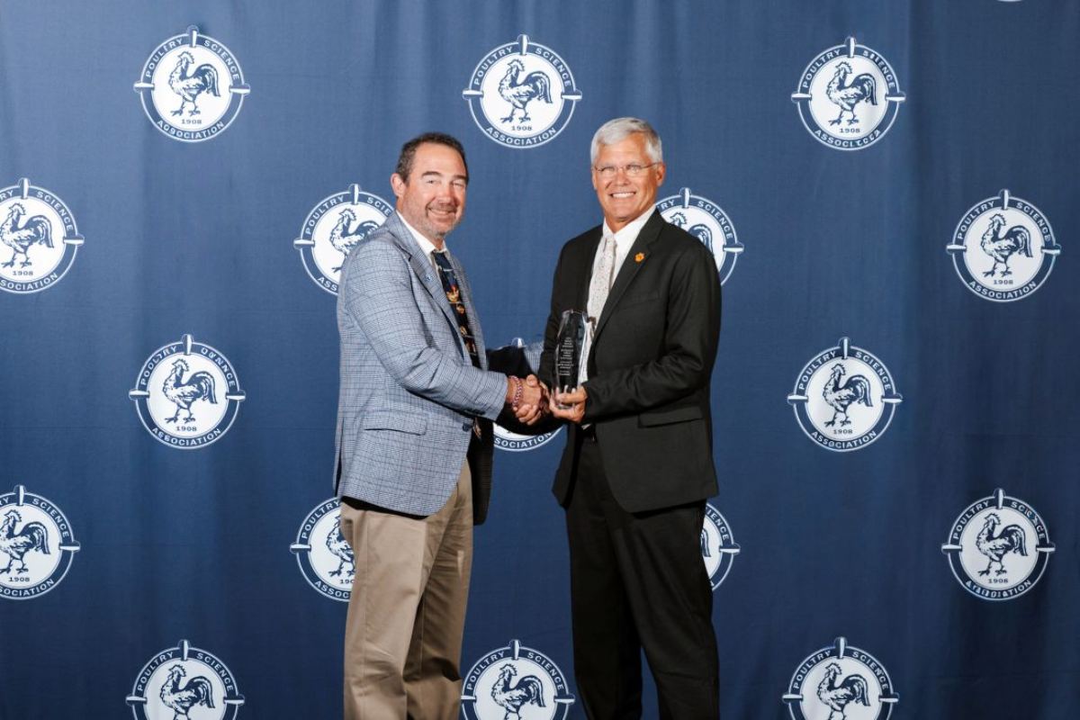 Dr. Bob Buresh receives PSA Distinguished Poultry Industry Career Award, sponsored by USPOULTRY